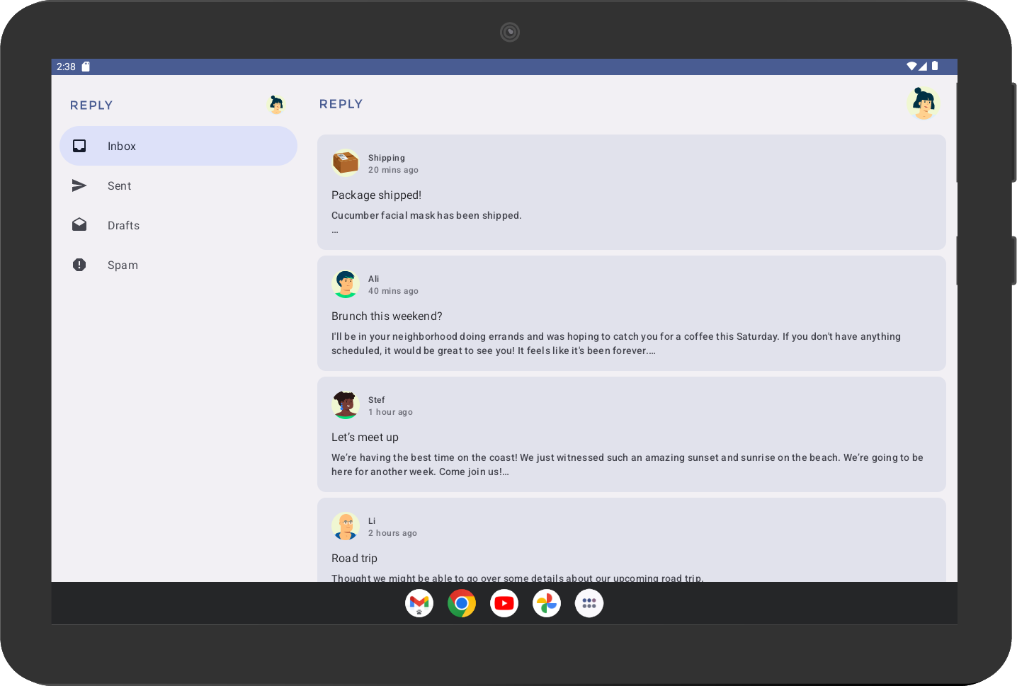 此 Codelab 结束时的 Reply 应用图示，其中抽屉式导航栏显示在左侧。该抽屉式导航栏列出了 4 个可供用户选择的标签页：“Inbox”“Sent”“Drafts”和“Spam”。抽屉式导航栏右侧显示了一系列示例电子邮件。