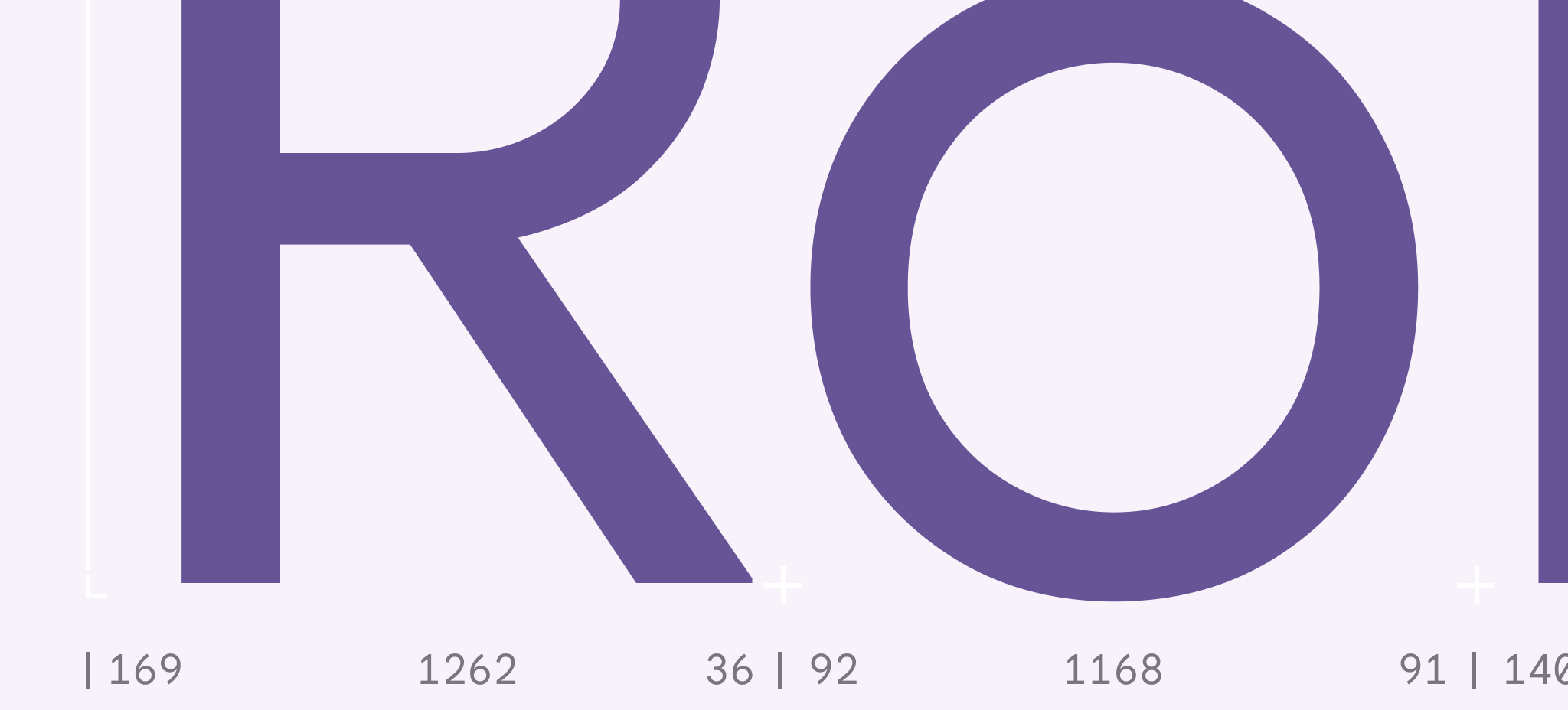 大きな R と o のクローズアップ。下部にタイポグラフィの数字が並んでいます。濃い紫色の文字は、薄い紫色の背景と明確なコントラストになっています。