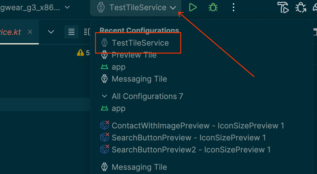 Zrzut ekranu przedstawiający czerwoną strzałkę wskazującą menu konfiguracji uruchamiania oraz opcję konfiguracji „TestTileService” zaznaczoną na czerwono.